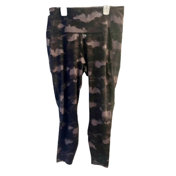 EUC! Women’s Bkack/Grey Camouflage Leggings Size XL - Picture 2 of 16
